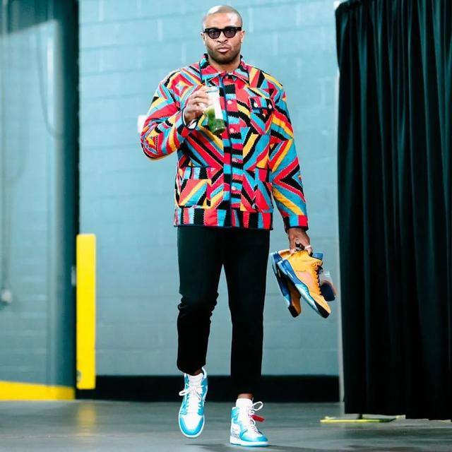 pj塔克连麦 亲签狠鞋!抖音发起的「鞋王之王」挑战你参与了吗?