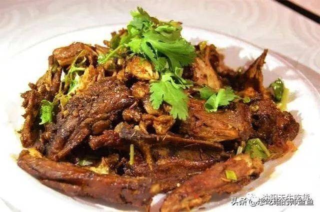 沈阳的草根美食-鸡架,沈阳的鸡架做法有很多的:熏鸡架,酱鸡架,炸鸡架