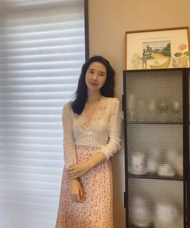 阿里总裁原配董花花晒照!穿白衬衫搭珍珠耳环,气质优雅更显大气