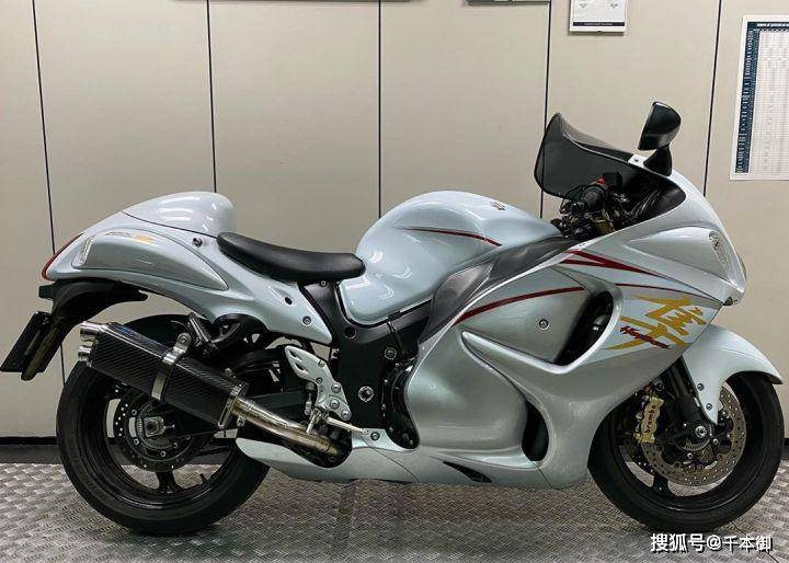 不过在雅马哈推出第一代yzfr1后,铃木决定着手开发第一代公升级仿赛车