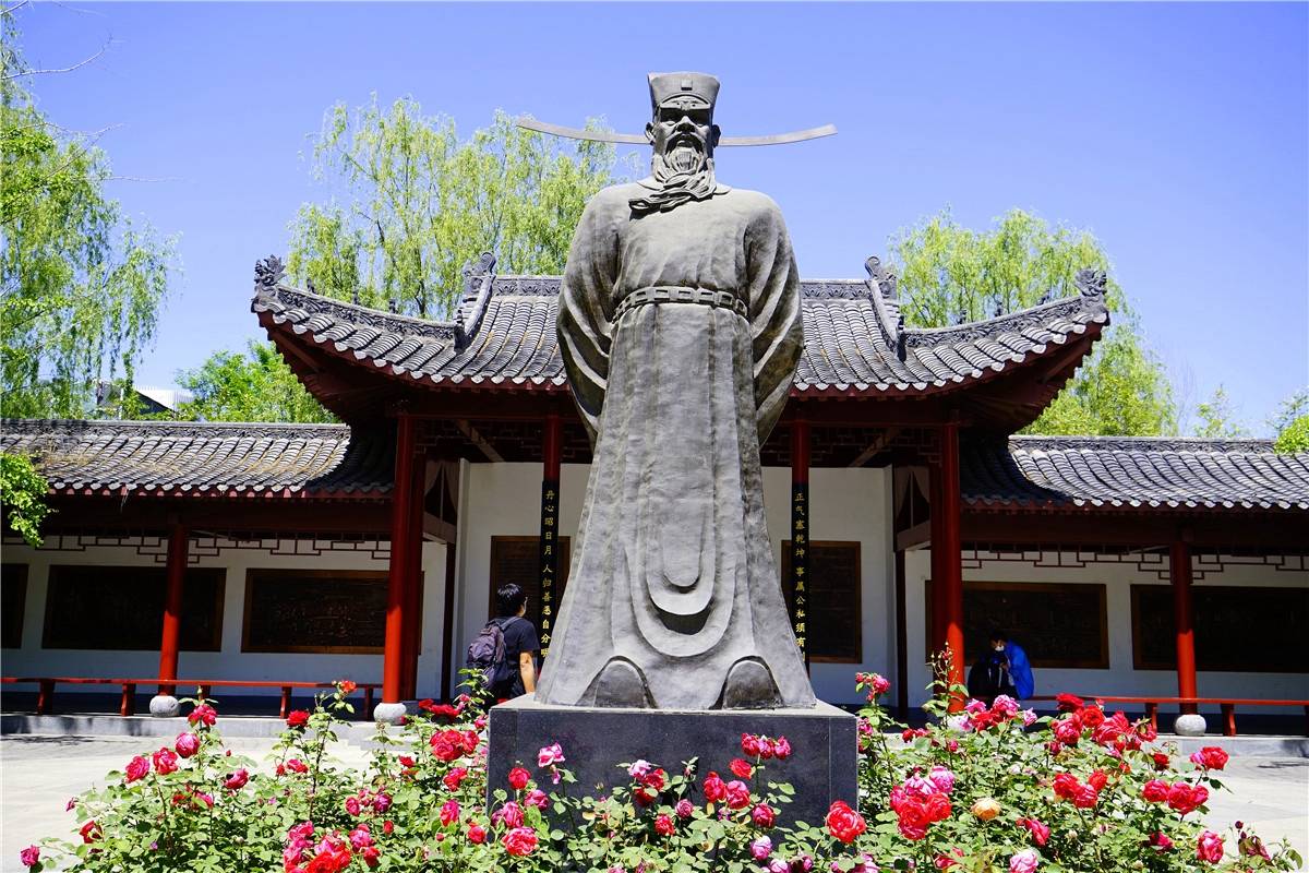 目光穿过合肥园前的石牌坊,远远地就瞧见了包拯的石像,廊前悬挂的铜版