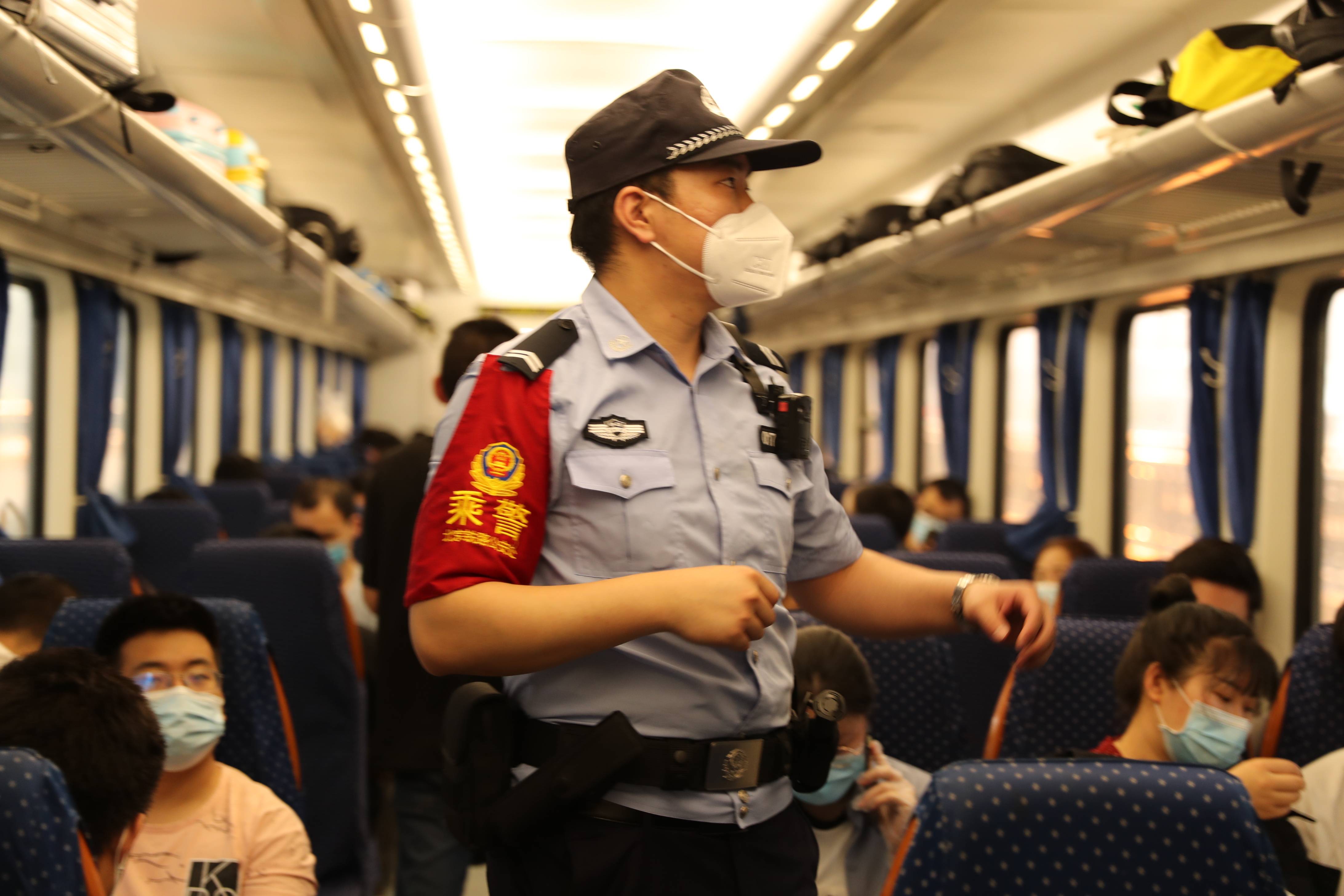 北京铁警增派警力筑牢进京列车安全防线