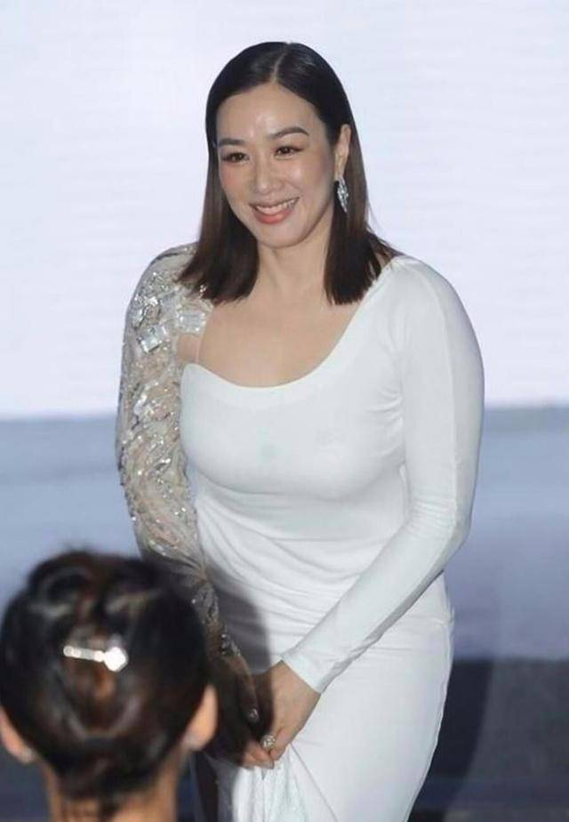 钟丽缇多肉身材太上镜开叉裙藏不住直筒感目测得有140斤