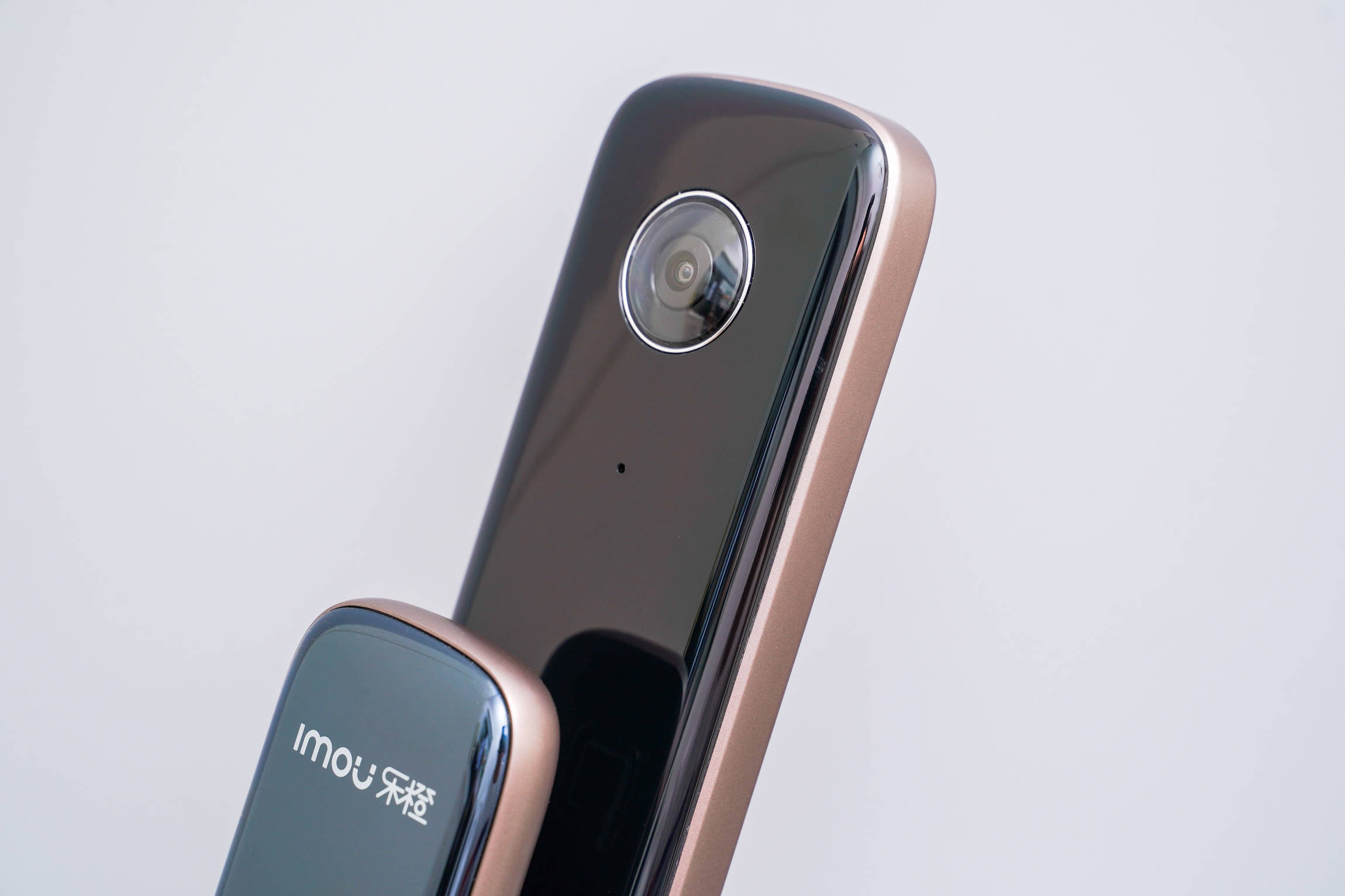 13, 乐橙v8智能锁的外面板,最亮眼的就是这颗摄像头了,可以录制1080p