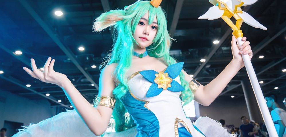 这位coser小姐姐在漫展的现场完美的还原出了游戏中索拉卡奶妈的形象