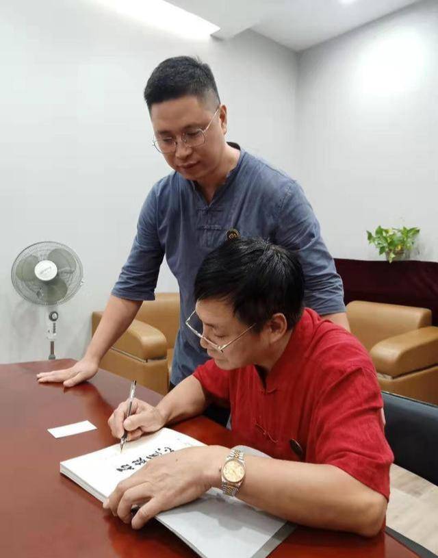 大国工匠陈发大师匠心独运精湛雕刻技艺臻于完美