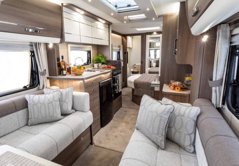 美众房车携两款全进口英伦风拖挂房车亮相洛阳展