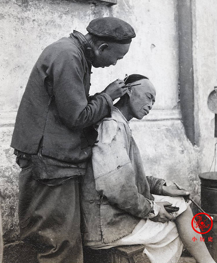 清末社会生活老照片:长江渔民训练水獭捕鱼,快要消失的采耳行当