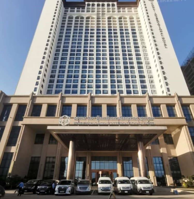 赵女士说,何某是柬埔寨西湖度假酒店和南海国际的华裔老板,其本人也曾