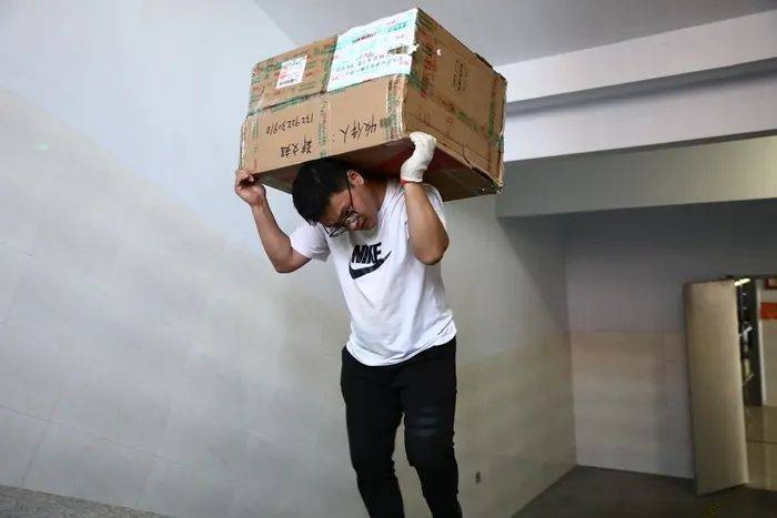 衡水滨湖新区志臻中学复学在即,老师帮学生搬行李