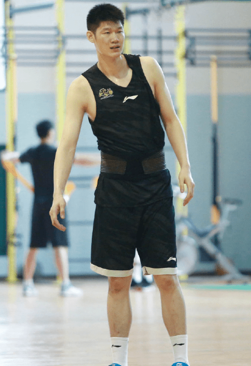 原创刚扯结婚证就归队广厦队内训练胡金秋现身腰上还缠着护具