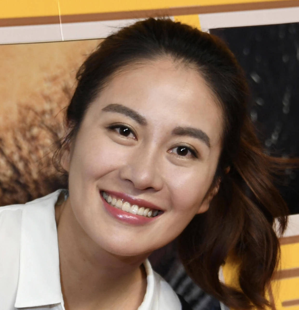 原创叶璇真会穿一件白色衬衫外搭一件黑色背带裙简约大气时髦撩人