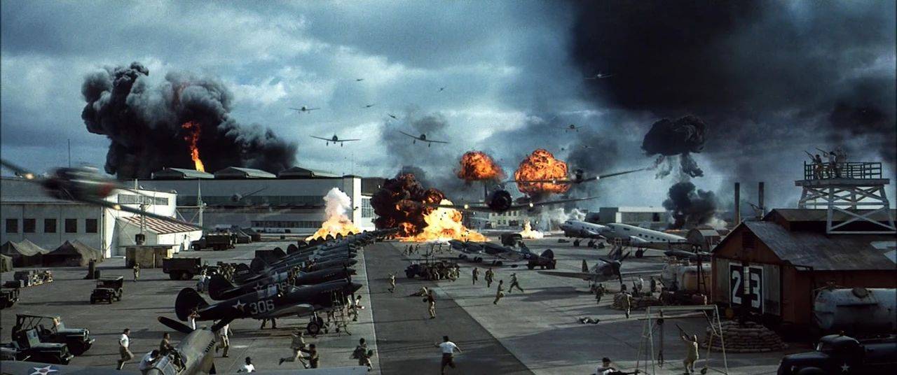 日军派出的三百驾飞机袭击了珍珠港停泊的美国军舰,突然的轰炸使得