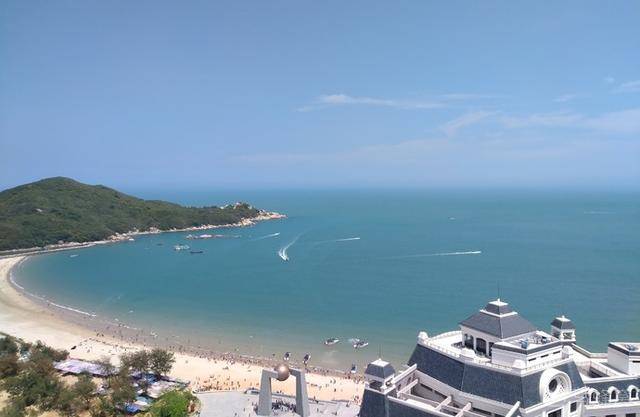 南澳岛上美丽的海湾随处可见,在众多海湾美景中,最为著名的是青澳湾.