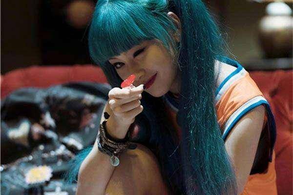 《唐探2》中女黑客kiko,卸妆后少女感十足,但还是喜欢剧中的她_手机