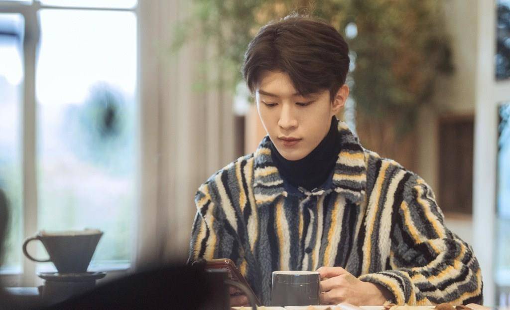 范丞丞上综艺好奢侈,穿外套搬货做菜,罕见戴眼镜差点认不出_手机搜狐