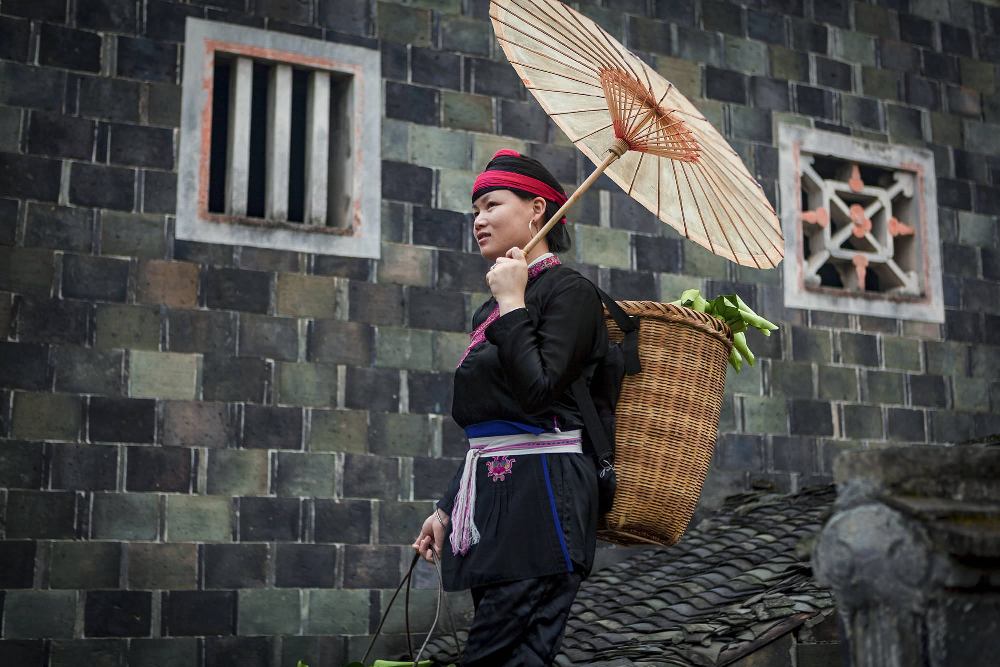 这位畲族妇女她生活的村子村子有300多年的历史