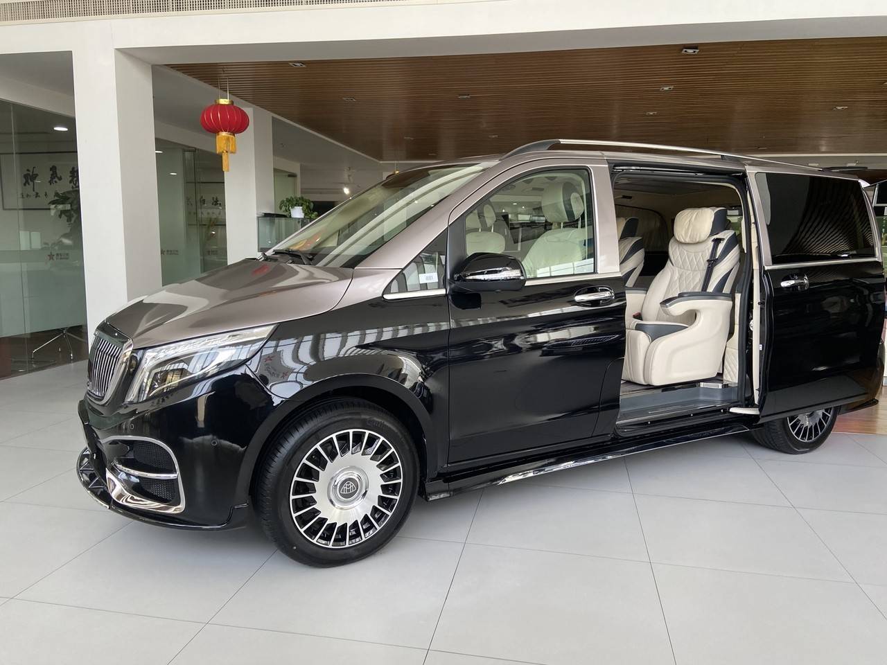 新款双色奔驰迈巴赫vs680 总裁座驾 内外兼修尽享极致