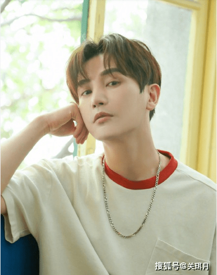 孙坚分享夏日写真,圆领t恤 运动裤,造型十分青春