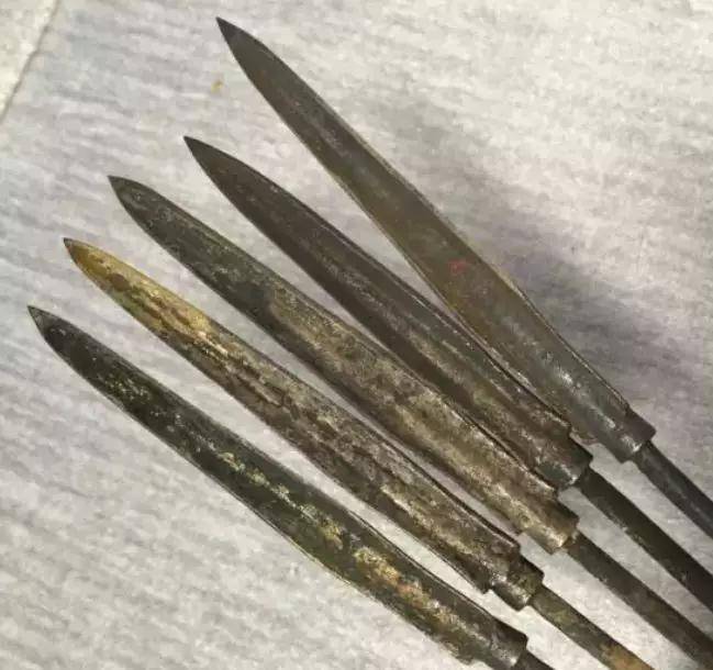 成文的时候,连穿甲的箭头都没有了,只有一些用以对抗轻甲的梅针箭等