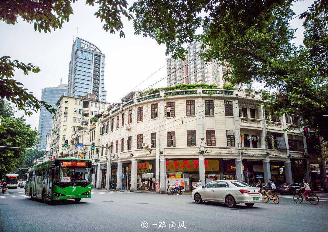 广州南城墙旧址原来在文明路,几乎没有游客,附近是热闹北京路