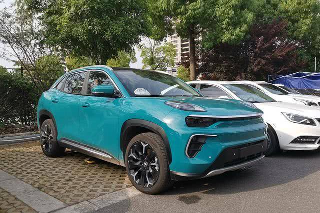 奇瑞eq5实车现身街头全铝车身配600km续航这前脸设计会爱吗