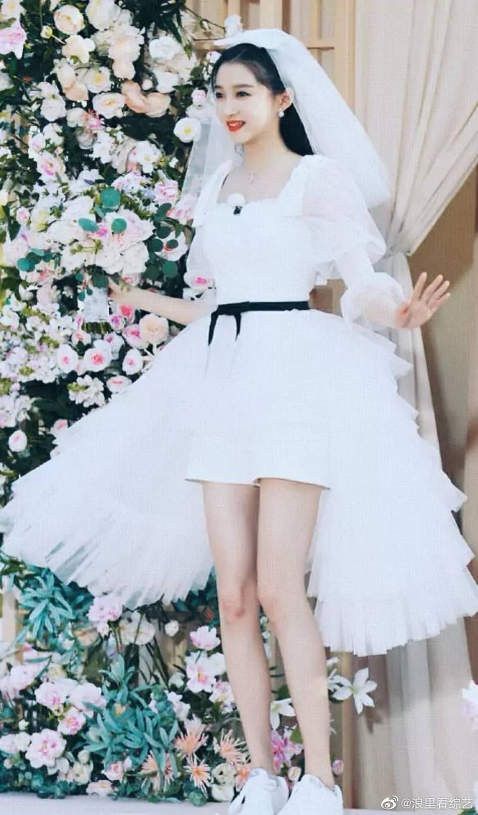 想娶关晓彤穿白色蓬蓬婚纱清新可爱细长腿抢镜