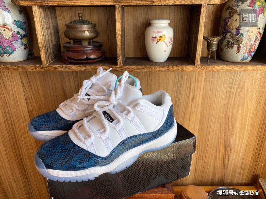 aj11蓝蛇碳板图片