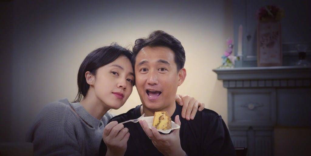 黄磊带小6岁老婆上活动西装革履42岁孙莉罕见开叉裙抢尽风头