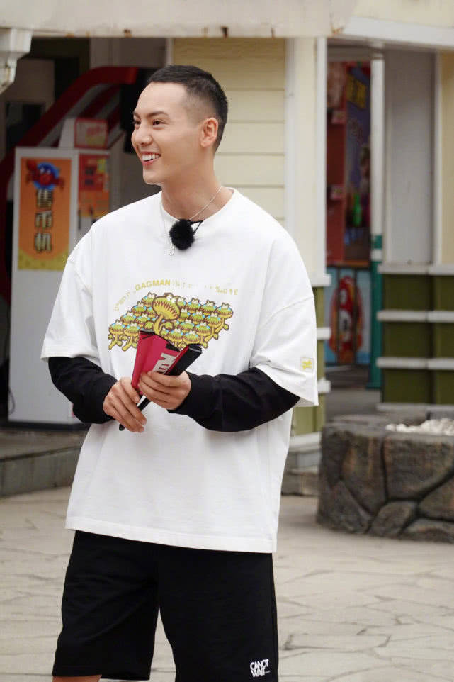 陈伟霆寸头现身节目现场,白t恤配黑短裤,造型饱满少年味十足