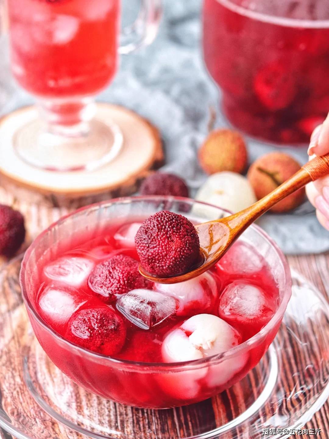 宅家简单两下自制冰镇荔枝杨梅饮,好喝不上火,真棒