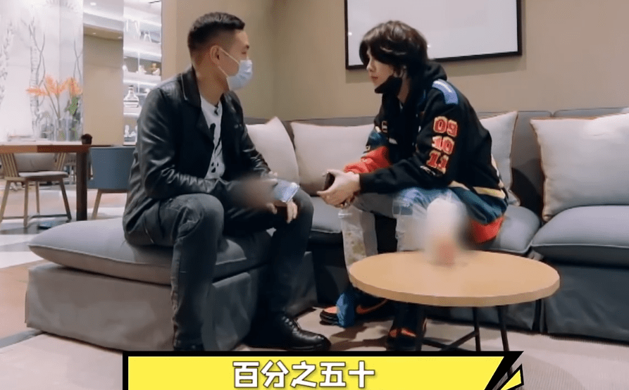 原创黄明昊被私生饭跟拍租房又遇中介套路还得管妈妈要钱