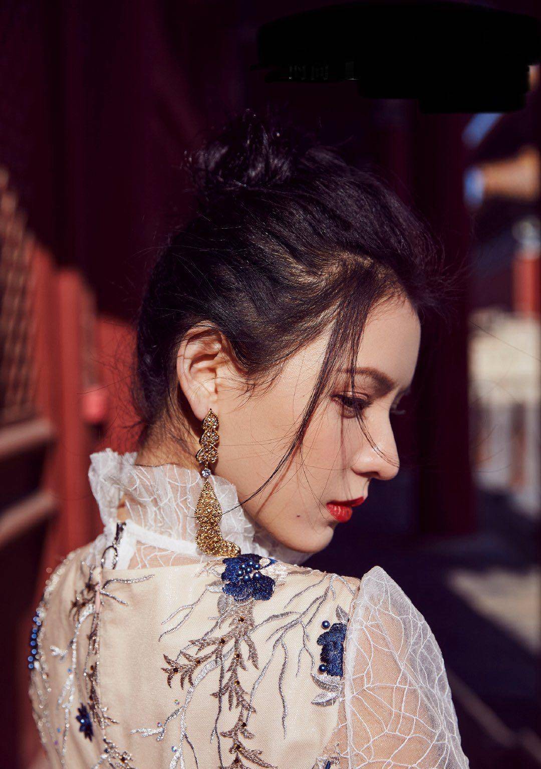 张予曦是公认的高颜值女星了,猫系脸长相极具妩媚灵动,魅力十足