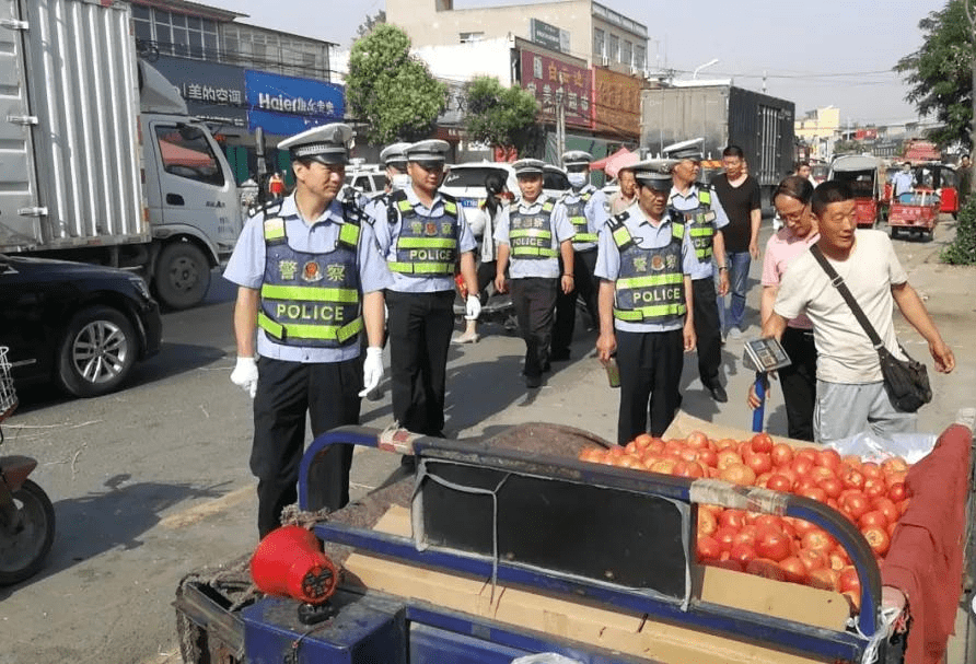 舞陽縣交警大隊聯合多部門打響吳城鎮馬路市場整治首戰