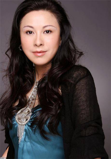 力压王菲的梁雁翎,一"替"成名又负债千万,今52岁现状如何?