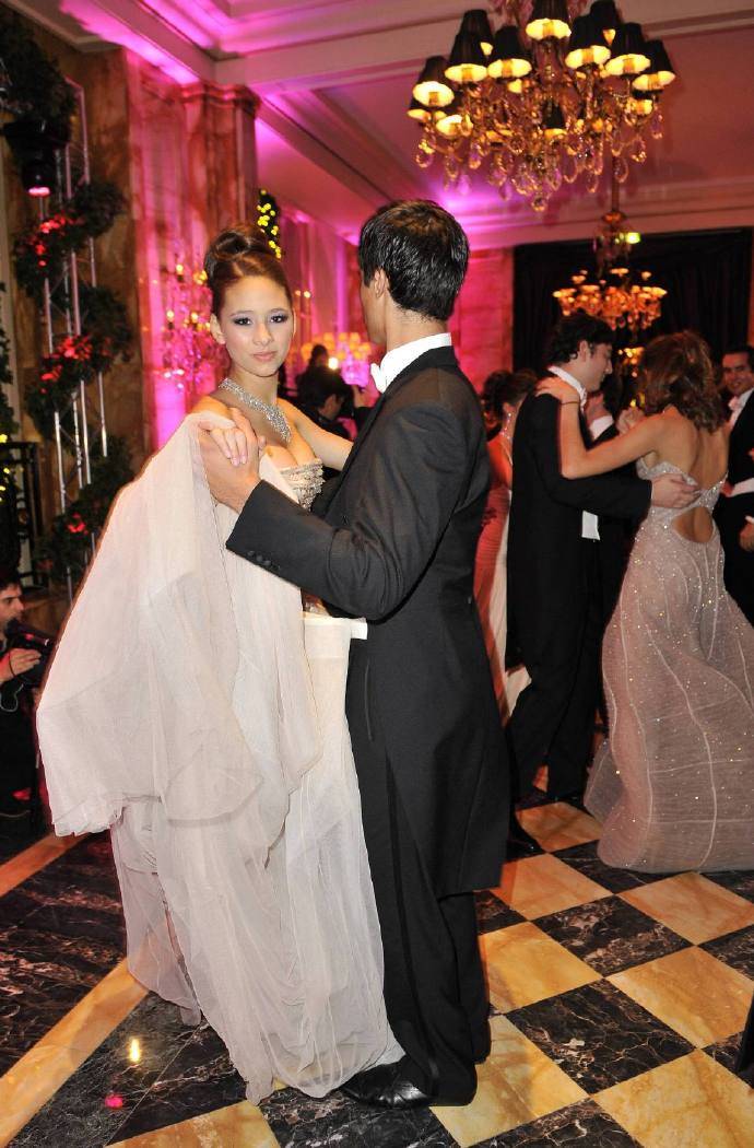 赌王孙女何家晴自嘲童年是丑小鸭,15岁登名媛舞会获赠82克拉钻石