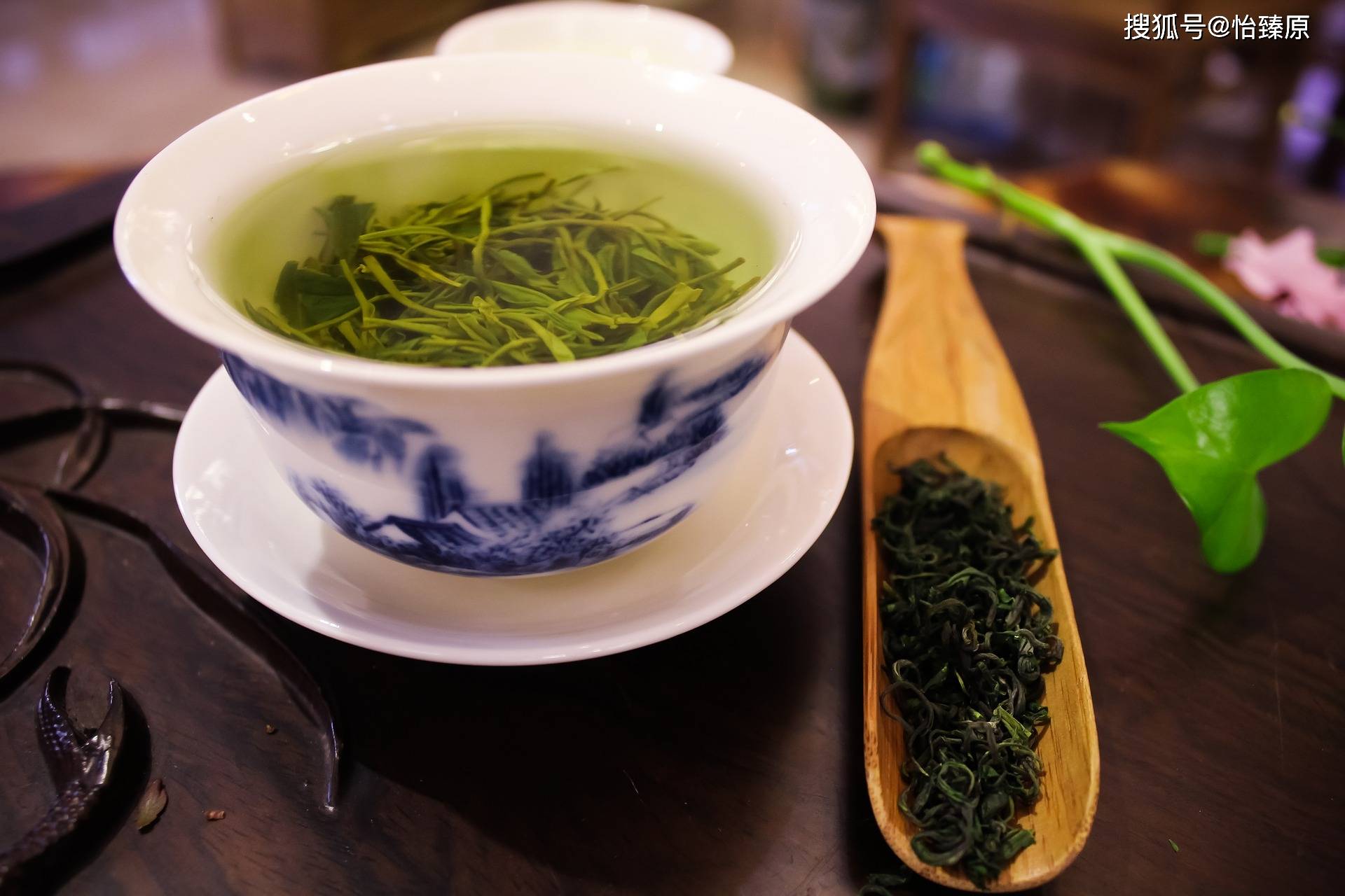 随着社会经济的发展,岭南茶文化逐渐形成了以广州为核心的珠三角"茶楼