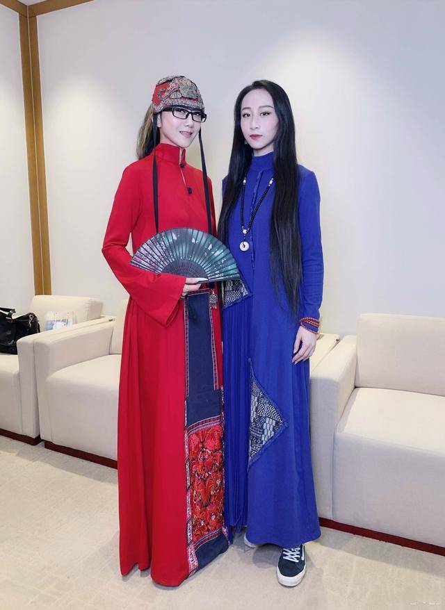 师徒非常有个性,杨丽萍至今未婚,水月却和同性女友高调结婚.