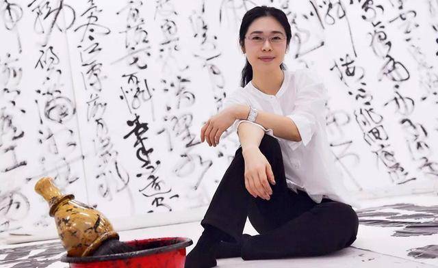 她是书法博士,被誉为"书法西施",为何要拜"丑书"大师为师?_蔡梦霞