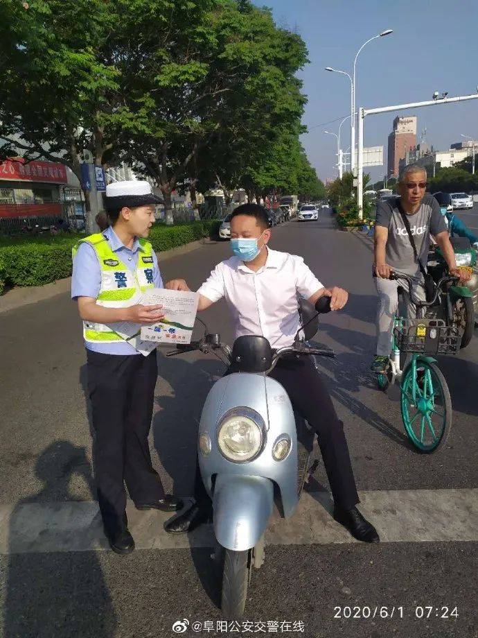 今天,阜陽交警開始查糾不戴頭盔的電動車主!剛剛,現場攔下一批