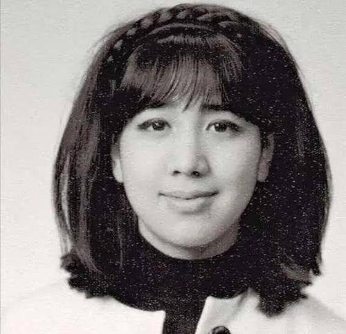 最美女儿何超英,离婚后疯癫流浪14年,离世后连墓碑都不配有_黎婉华