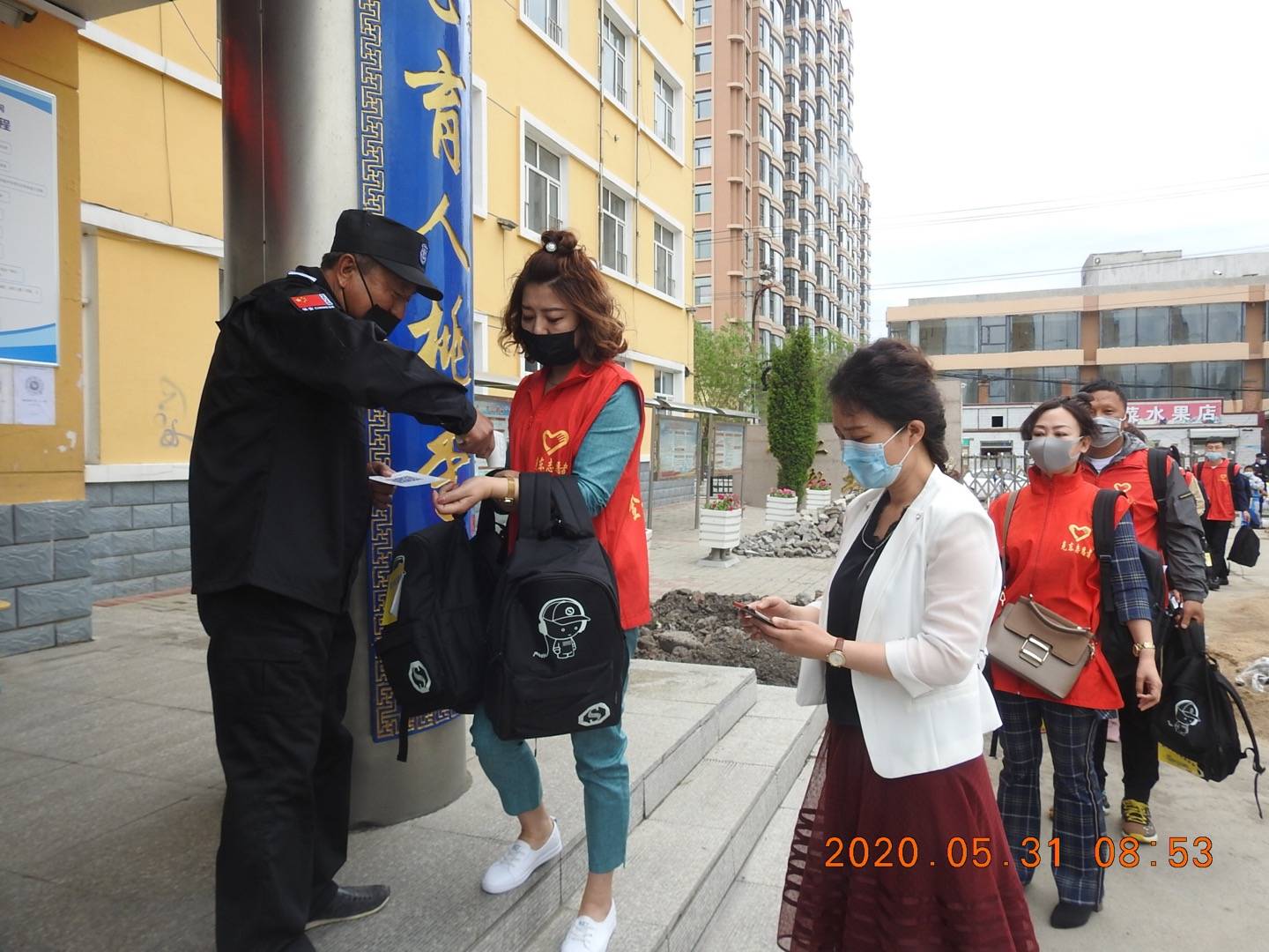 克东县志愿者协会携手县妇联开展情暖“六一”献爱心活动