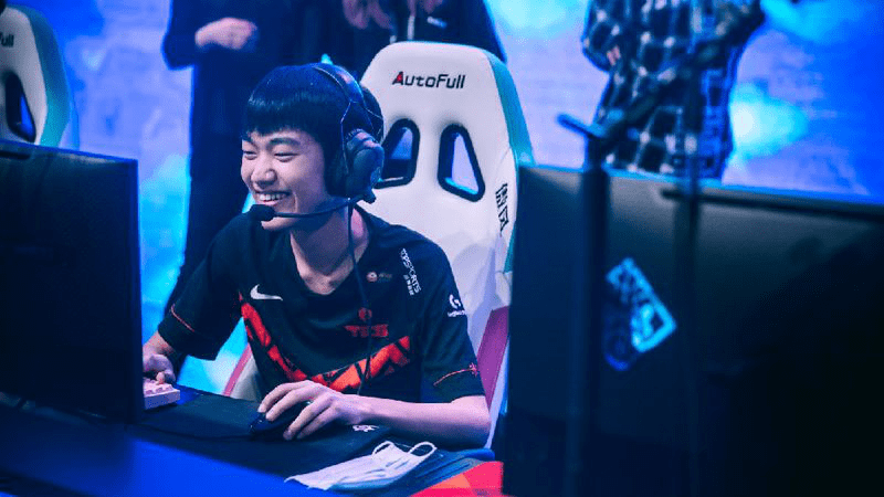 knight自出道起就吸引了不少关注,不仅仅是因为他和常人不同的左手拿