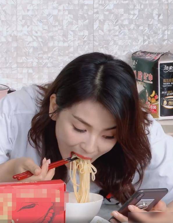 二话没说坐下就开吃,两口一碗面,吃相超接地气,丝毫没有女演员的架子