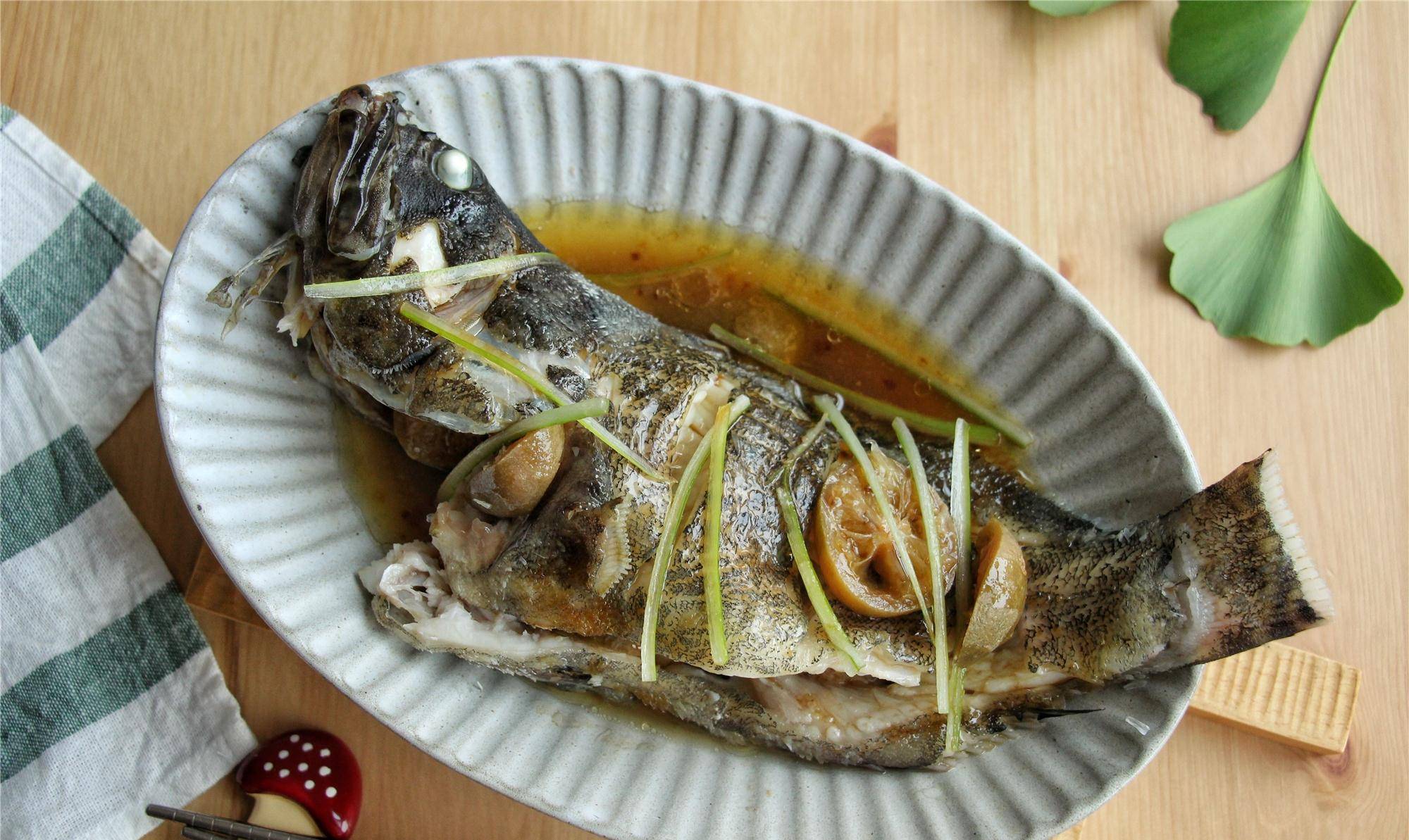 原创                 清蒸鱼不放生姜也没腥气,用它调味,鱼肉鲜爽滑