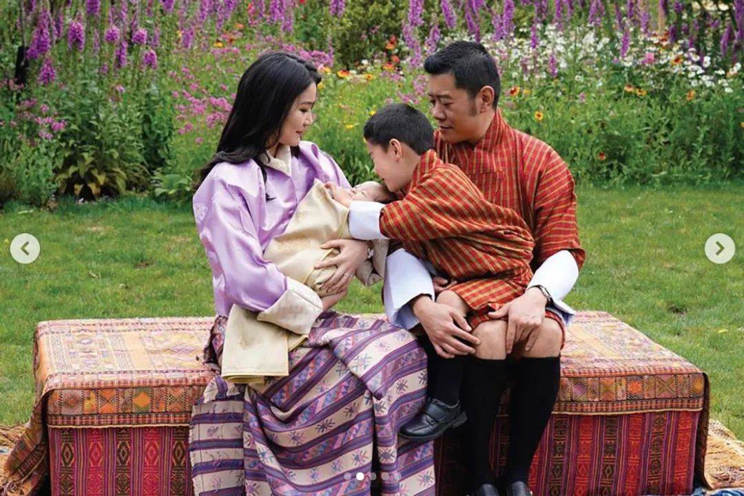 30岁不丹王后分娩后首次晒娃,夫妻两人抢着抱,龙太子也跟着兴奋