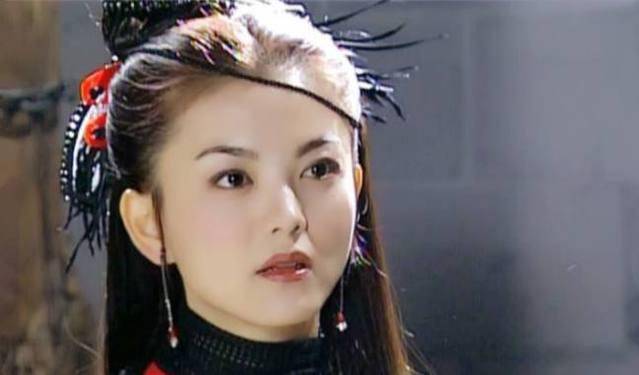 比如,在阵容强大的《四大名捕会京师》中,李湘的颜值拿出来跟王艳