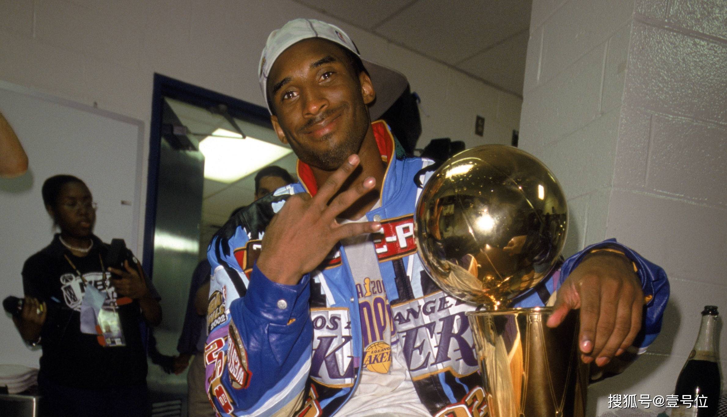 奥尼尔的儿子身穿3-peat夹克向科比叔叔致敬