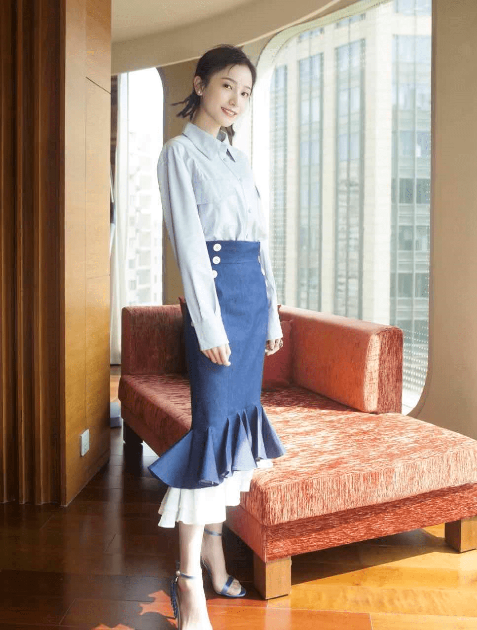 原创姜梓新24岁就这么惊艳穿衬衫搭配鱼尾半身裙看上去利落又清爽