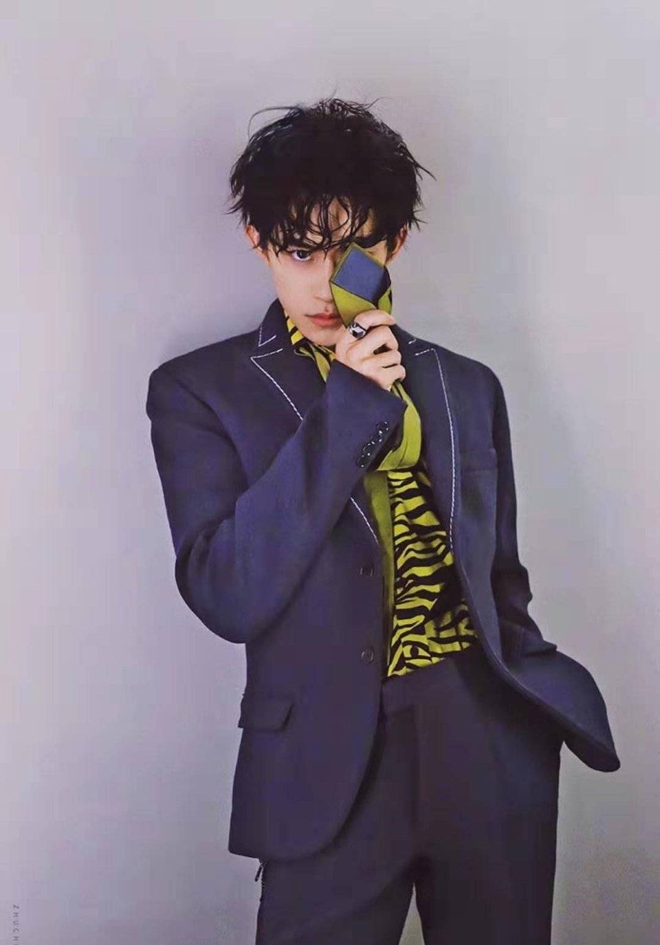 易烊千玺更新ins,曝光他在家的穿搭风格,与镜头前的他差别大